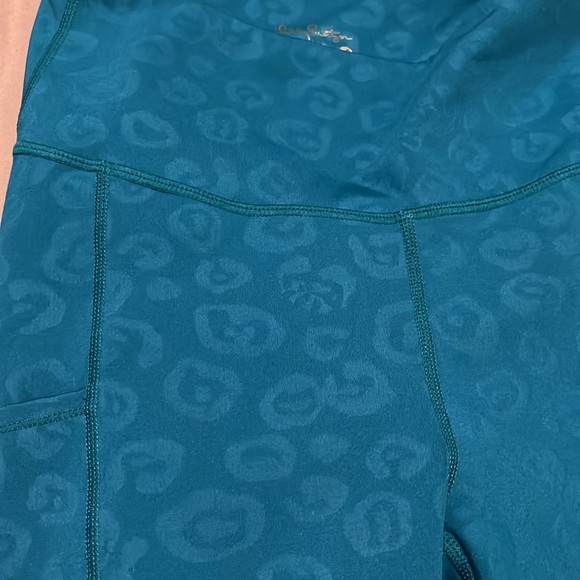 Lilly Pulitzer UPF 50 Luxletic 24" High Rise Weekender Midi leggings - Picture 2 of 3